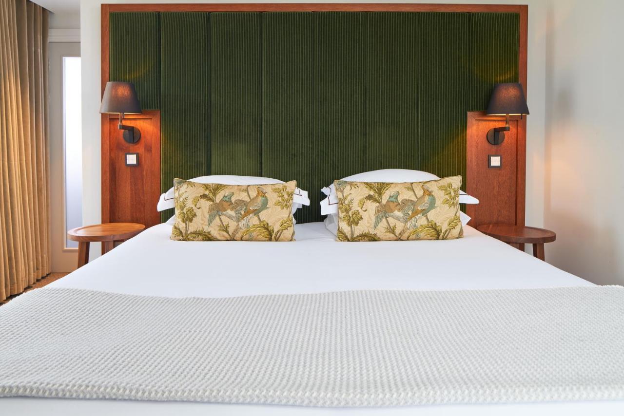 Cheval The Edinburgh Grand Aparthotel Kültér fotó A bed with a mattress