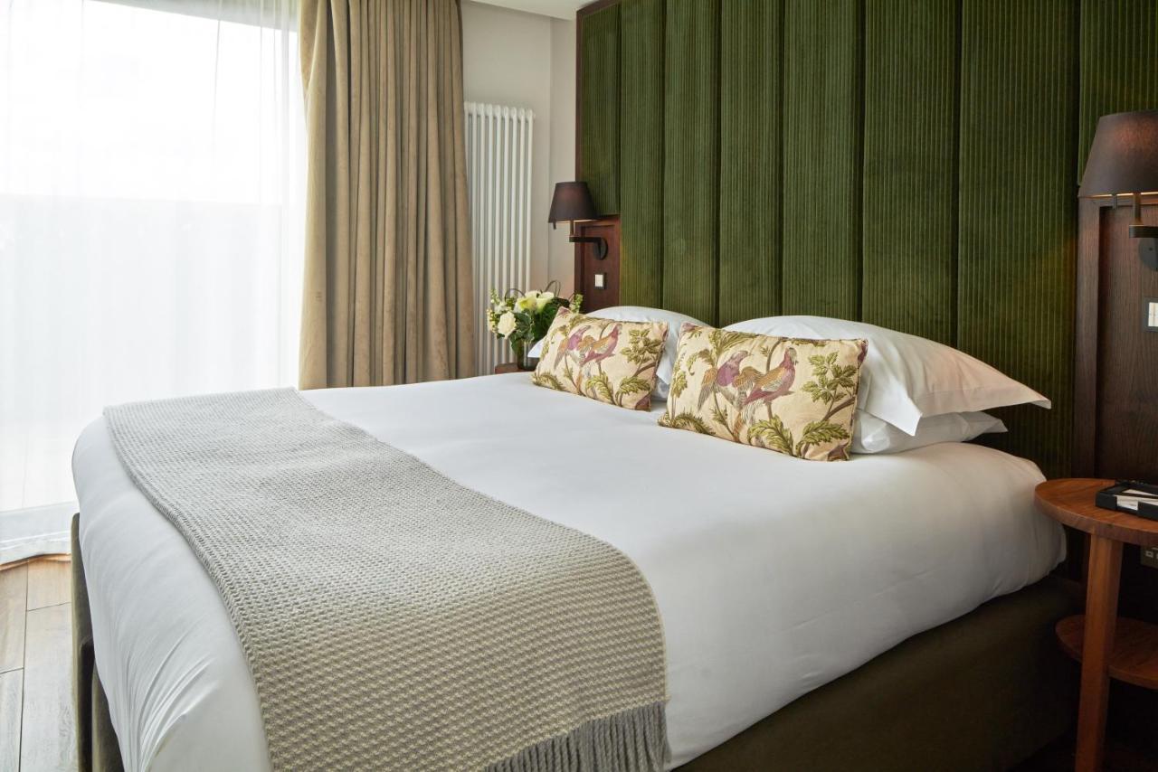 Cheval The Edinburgh Grand Aparthotel Kültér fotó A bed with a throw