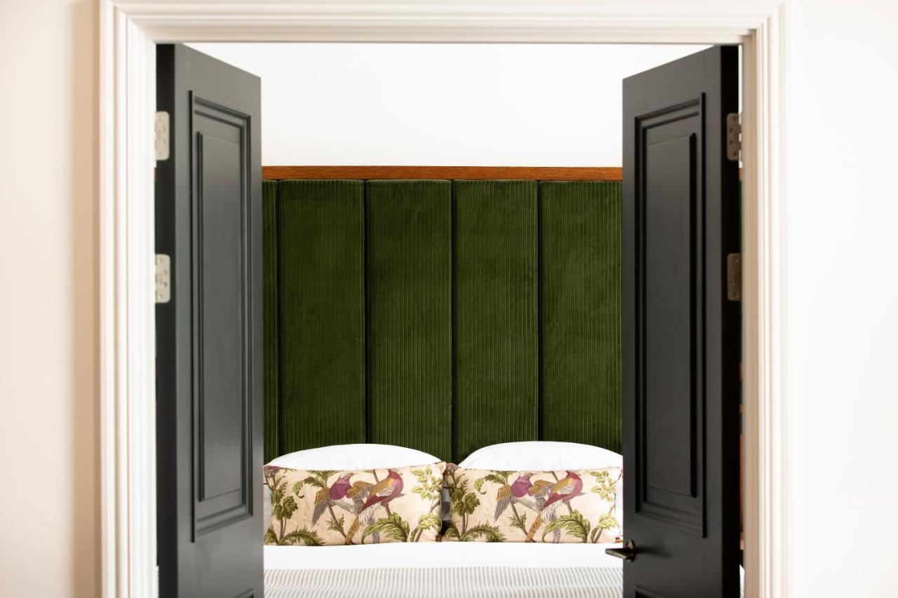 Cheval The Edinburgh Grand Aparthotel Kültér fotó A bedroom at the hotel
