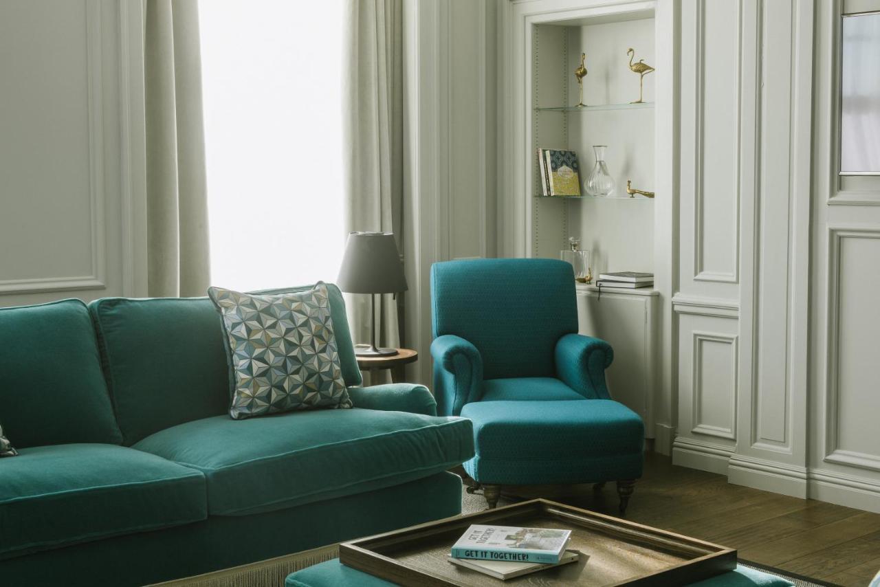 Cheval The Edinburgh Grand Aparthotel Kültér fotó A living room with a sofa and armchair